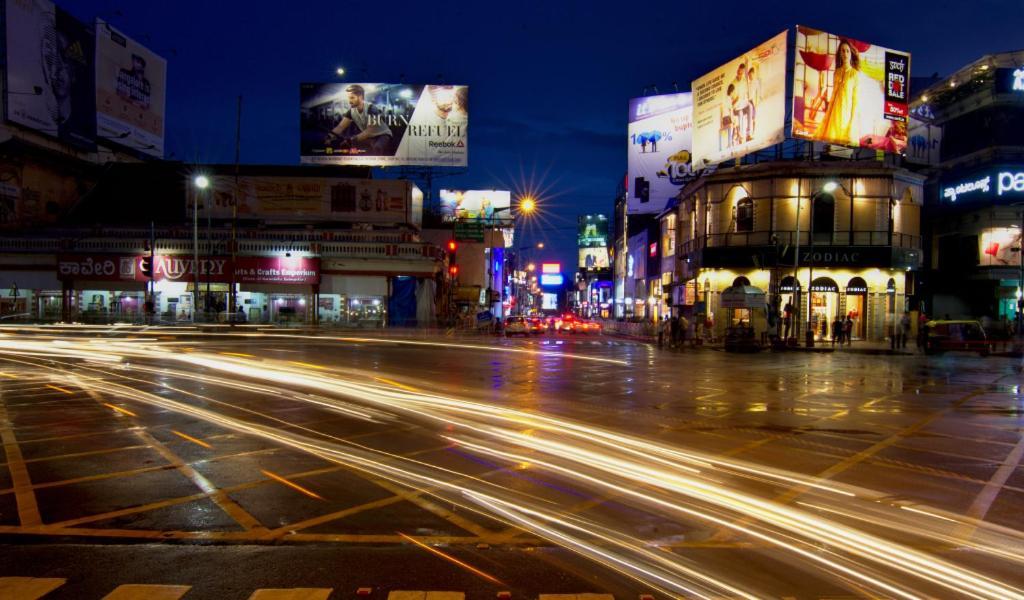 Mg Road One Hotel Bangalore Esterno foto